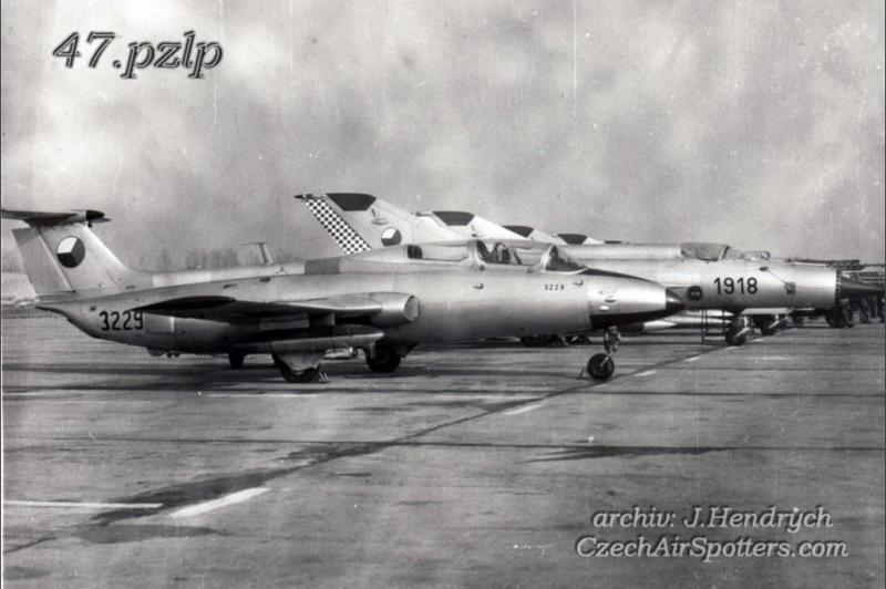 1918-as MiG-21R a %22csíkon%22

A kép érdekessége, hogy mindkét repülőgép a pályafutását a szlovák légierőben fejezte be. Mellékszál de érdekesség: a 3229-es L-29 Delfin az egyiptomi Delfinek sivatagi festéséhez kísértetiesen hasonlító színekkel és mintázattal de szlovák felségjellel repült új hazájában... bizonyára északi szomszédaink már akkor készültek a globális felmelegedésre és annak környezeti hatásaira, más magyarázata nem is lehet a sivatagi színeknek egy fenyvesekkel és lombhullató erdőkkel gazdagon megáldott országban.