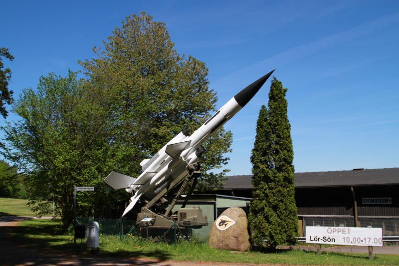 A bejáratot egy rakéta mutatja