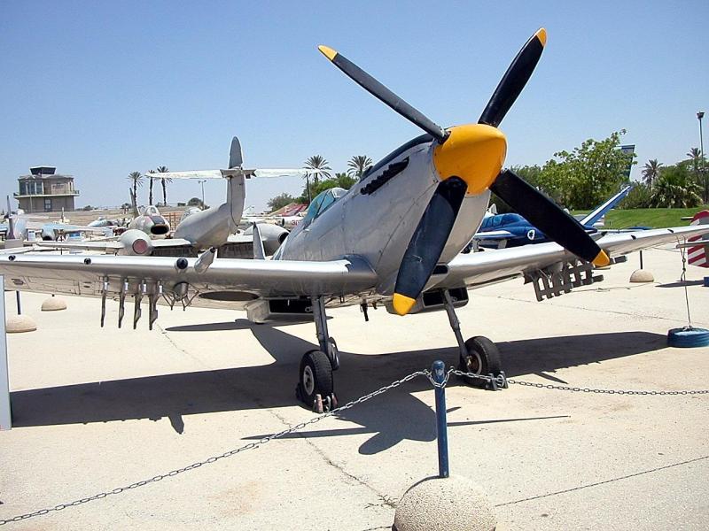 Ugyanaz a Spitfire Mk IX LF szemből

Szárnyai alatt a HVAR (High Velocity Aircraft Rocket) indítósínei láthatóak, melyeket már Izraelben szereltek fel a gépekre, mikor a modernebb vadászgépek átvették a vadászfeladatokat és a Spiteket a többi légcsavaros géppel földi támogató szerepben alakalmazták tovább.