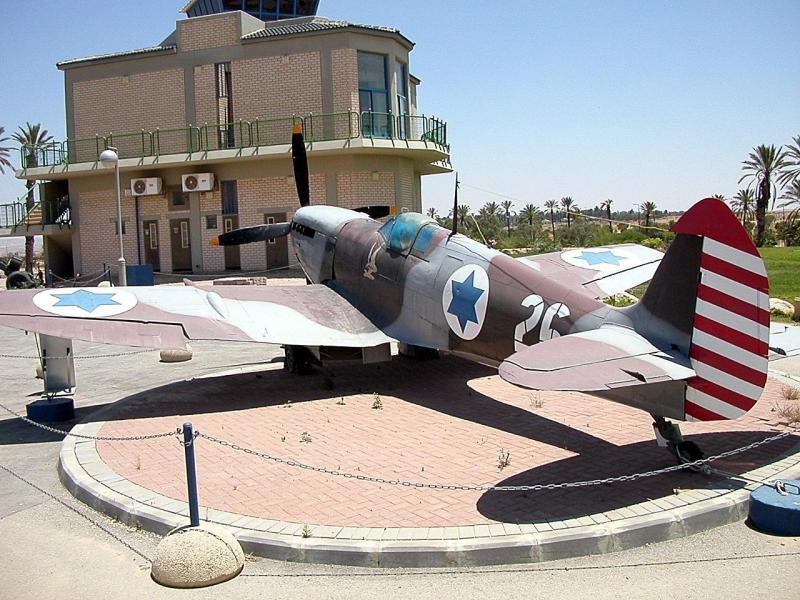 26-os számú gép, hátulról napfakította festéssel