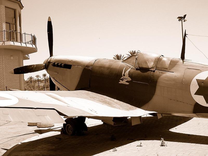 Bal oldal a sasos festéssel

2003-ban készült kép, kicsit játszottam a színbeállításokkal a mai digitális gépekhez képest játékszernek tűnő Nikonommal.