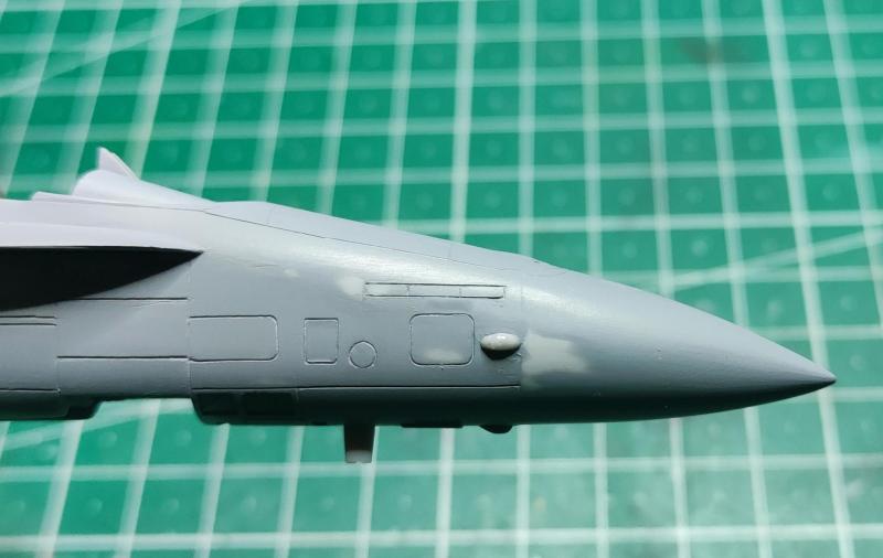 A plasztikázott orr

Nyomtam a hegyére egy kis epoxy gyurmát, majd kikeményedés után formára csiszoltam. Így már sokkal csinosabb a nózija, mint az eredeti krumpliorr...:)
Ja, és a panelek karcolásánál az oldalsó szemölcsöt is el kellett távolítanom, amit aztán a Tu-2-nél bemutatott "bütyökkészítő" kézi készülékkel gyártottam újra.