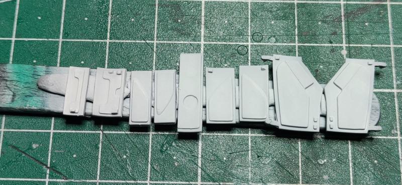 Az aknaajtókon is volt mit javítgatni: tele voltak kilökőtüskenyomokkal