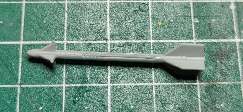 A Sidewinder rakétákon jó nagy árkok voltak az indítósínekre történő felfogatáshoz

Ezeket vastagabb húzott szállal tömtem be...