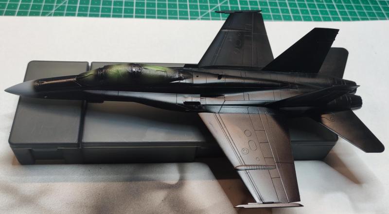 A fekete fedőszín felfestése után

Persze előjöttek eddig nem látott hibák. A szárnyakat ezért polírozás után még egyszer átfújtam. A LEX-en lévő beszívódáshoz még gyűjtöm a lelkierőt...