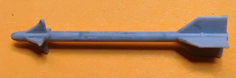 Nem túl jó közeli kép, de talán látszik a lényeg

Az orrból lereszeltem egy kicsit, hogy "üveget" tegyek rá, illetve a kormánylapok tetején kialakítottam a rolleronokat egy-egy csepp UV lakkal.