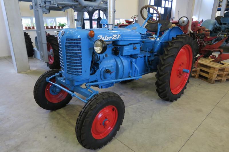 Egy gyönyörű Zetor 25K (1948-1959)

A 25 LE-s traktort Brno-ban gyártották, K jelű változata a mezőgazdasági, míg az A a közúti volt.
Magyarországon 1953-ban jelent meg, az évtized végén 6000 ilyen gép dolgozott itthon.