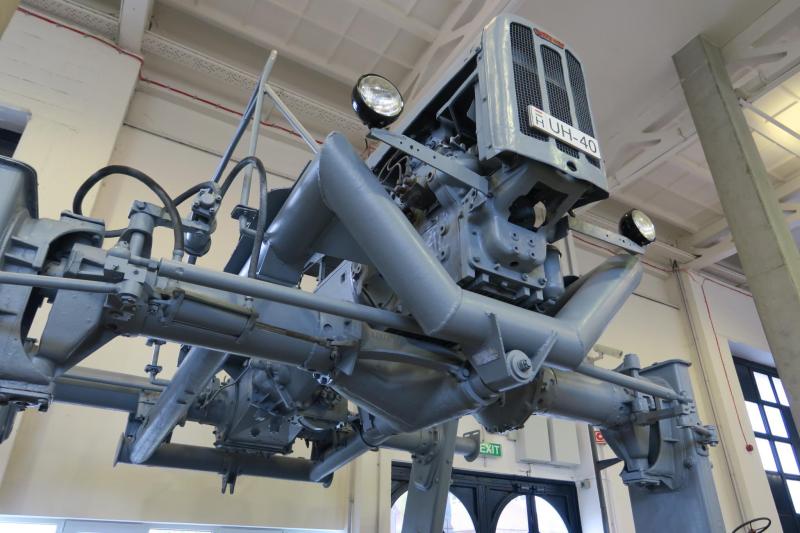 Az UH-40 mintegy 2 tonnával volt nehezebb, mint az alapul szolgáló UE-28

Bizonyára a masszív gólyalábak és a erőátvitel tette ki a különbözetet (ne feledkezzünk meg a négykerékhajtásról!)