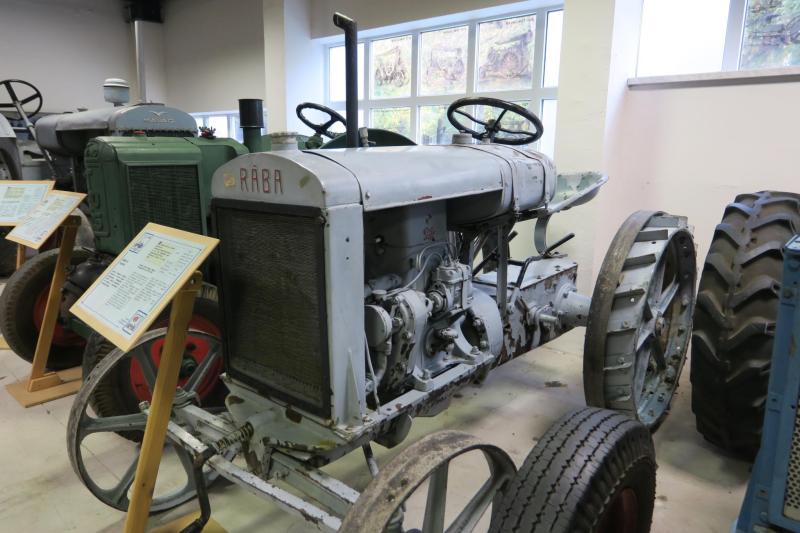 Rába 15 (1931-32)

A Rába saját fejlesztése, a cég első mezőgazdasági traktora.
Négyütemű, kéthengeres, 15 LE-s motorját benzinnel és petróleummal is lehetett üzemeltetni. A kétféle üzemanyaghoz más-más hengerfejet forgalmaztak.