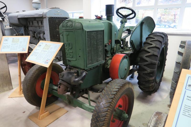 MÁVAG T 20-25 (1938, 1948-51)

A MÁVAG külföldön sikeres volt korszerű traktoraival. Hogy a magyar piacon is növelje eladásait, 1938-ban kihozta a műszakilag elmaradottabb, izzófejes T 20-25-öt. A HSCS a saját traktoraival való hasonlóság miatt beperelte a MÁVAG-ot. Ennek következményeként 15 évig megtiltották a típus gyártását.

A háború utáni szükségletek miatt 1948-tól újraindították a gyártást. A típus első bemutatójára az Országház előtt került sor. A motor a normál forgásiránnyal ellentétesen indult be, így a hátrameneti fokozatban próbáltak előre haladni vele, de az első fordulónál felborult. Szerencsére ez a malőr nem bizonyult végzetesnek, a T 20-25 elterjedt és népszerű lett.