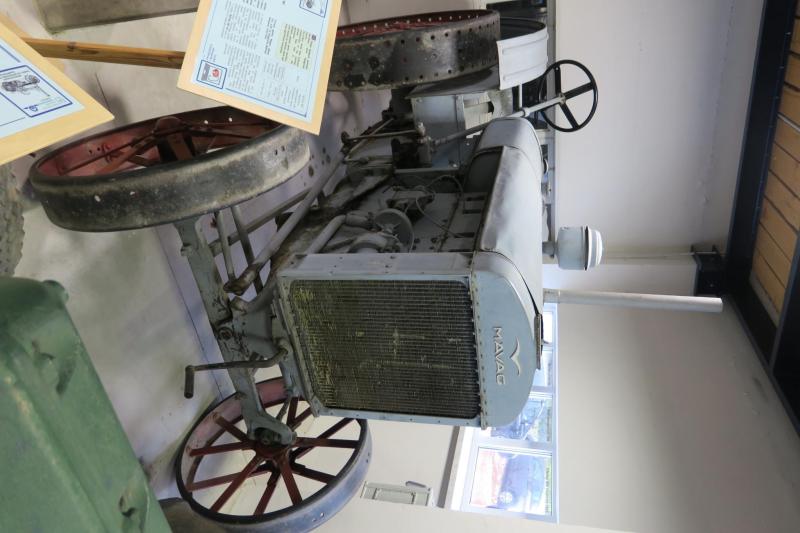 MÁVAG BN 40 (1930-44)

A MÁVAG PT utódja rendkívül korszerű traktor volt a maga idejében, bár csak 232 darabot gyártottak belőle. A pontos megmunkálásnak köszönhetően nagyon megbízható volt, alacsony volt a fogyasztás és az olajfogyás is. Volt egy kis benzintartálya indításhoz és egy nagyobb a petróleum számára a folyamatos üzemhez.