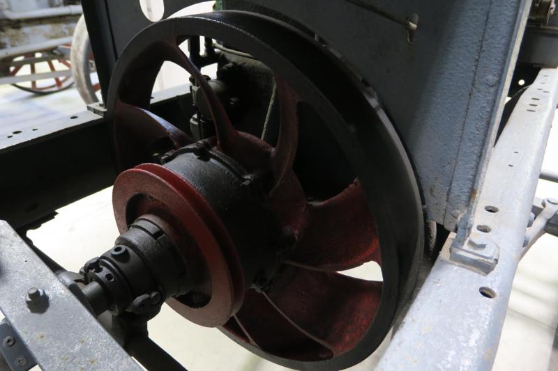 A lendkerék a traktor közepén kapott helyet, láthatóan nem volt alkalmas szíj hajtására