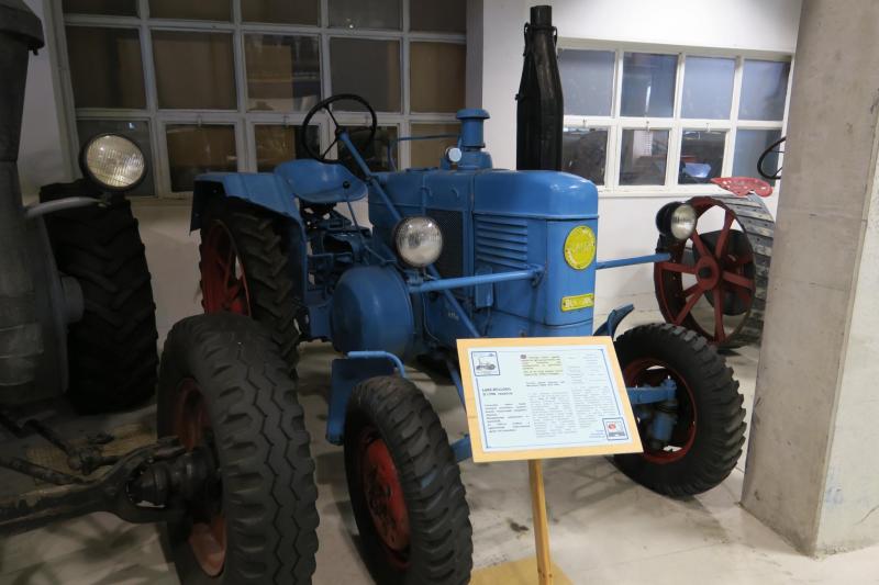 Lanz-Bulldog D 1706 (1952-55)

Az nyugatnémet cég traktora a Hoffherekről ismerős fekvő egyhengeres elrendezést követte, de ennél a típusnál szakítottak az izzófejes kialakítással 16 LE-s dízelmotorját benzinnel kellett indítani. Ezt a nyugati traktort itthon is használták, kedvelték.

Bár a mannheimi gyár 1960-ban befejezte a traktorgyártást, Bajorországban ma is használják a bulldog kifejezést, mint a traktor szinonímáját.