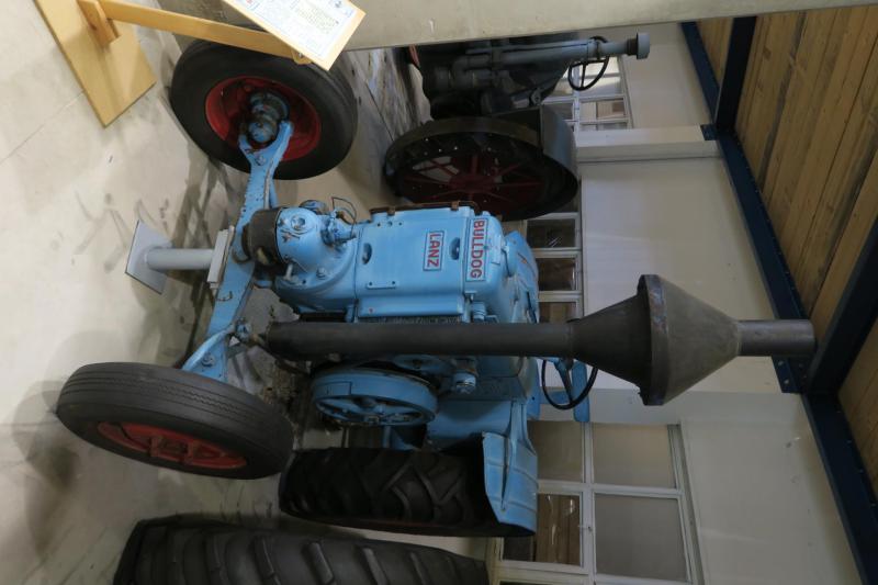 Lanz-Bulldog D 3500 (1935-42)

Egyhengeres, izzófejes nyersolajmotorja 20 LE teljesítményt adott le. Itthon nem terjedt el.