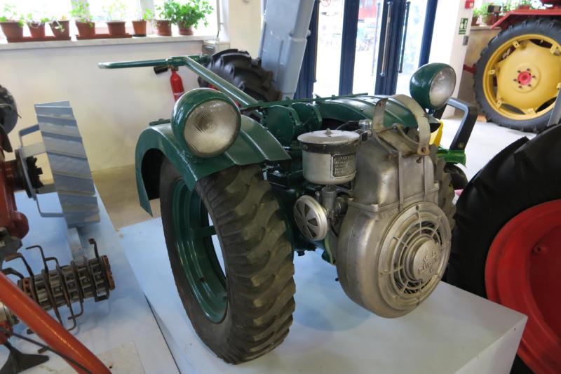 Fürge 3 kistraktor

1960-64 között gyártották a Csonka Gépgyár '46-ban kifejlesztett Fürge gépcsaládja alapján. A háztáji gazdaságok és kisebb kertészetek mindenese volt: lehetett vele szántani, kapálni, hajthatott szivattyút, rá lehetett kapcsolni pótkocsit.