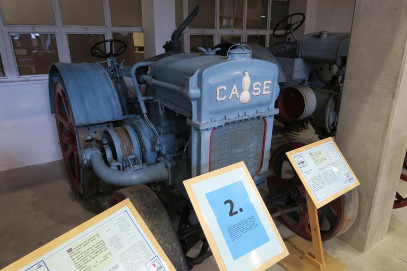 Case A-12-20 (1921-24)

Négyhengeres, 20 LE-s petróleumüzemű motorját a hossztengelyre merőlegesen építették be (tehát keresztmotoros), ennek köszönhető rövid, de széles megjelenése.