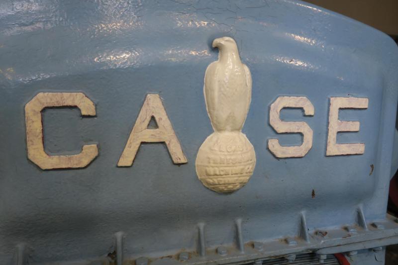 A cég jelvénye Case A-12-20 hűtőmaszkján

"J.I. Case Threshing Machine Co. Racine Wis. USA" - amiből kiolvasható, hogy a Jerome Increase Case által a Wisconsin-i Racine-ben alapított cég kezdetben főleg cséplőgépek gyártásával foglalkozott. Az 1842 óta működő vállalatnak ez volt a második traktora.