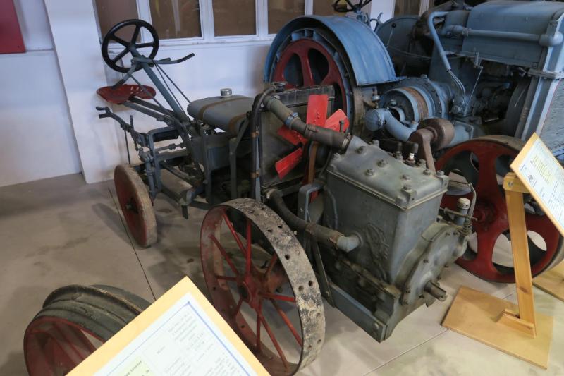 Centaur 2-G (1926-29)

Egy 10 LE-s amerikai kistraktor, csuklós kormányzással.