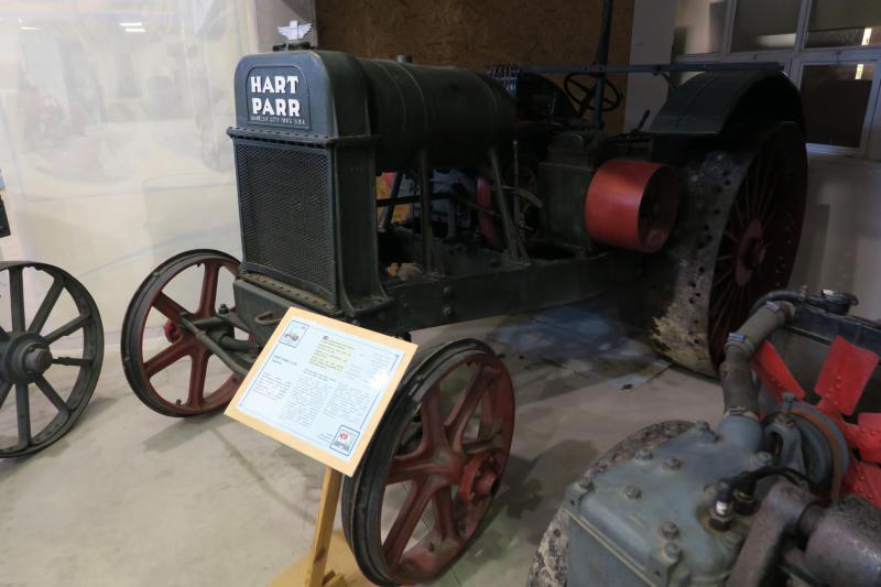 Hart-Parr 18-36 (1926-30)

Benzinüzemű 36 LE-s, kéthengeres, fekvő keresztmotorral épült.