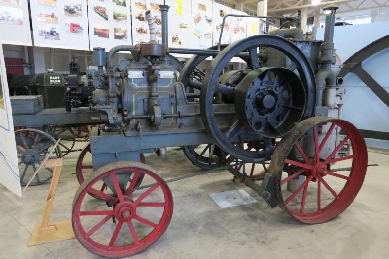 Fagázmotor

A második világháború idején az üzemanyaghiány miatt elterjedtek a fagázzal üzemelő gépek, járművek. Fa volt mindenhol. A fagázosítóban a fát felhevítették, levegőtől elzárva. Az így keletkezett szén-monoxid hajtotta a belső égésű dugattyúsmotort.