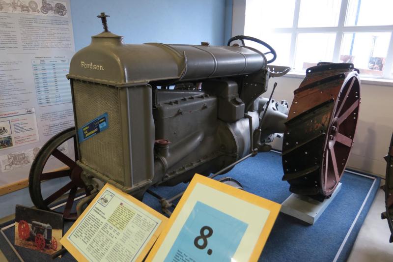 Fordson-F (1917-30)

A klasszikus traktorkialakítás megteremtője, annak első képviselője. A T-modellhez hasonlóan ez is futószalagon készült a Fordnál és Írországban. 750.000 példányával máig a legnagyobb számban gyártott traktor. A második világháborúig az egyik legelterjedtebb traktor volt Magyarországon.
Négyhengeres, 20 LE-s motorját benzinnel kellett indítani, de petróleummal üzemelt.

Ezek a gépek még csak vontatásra voltak alkalmasak.