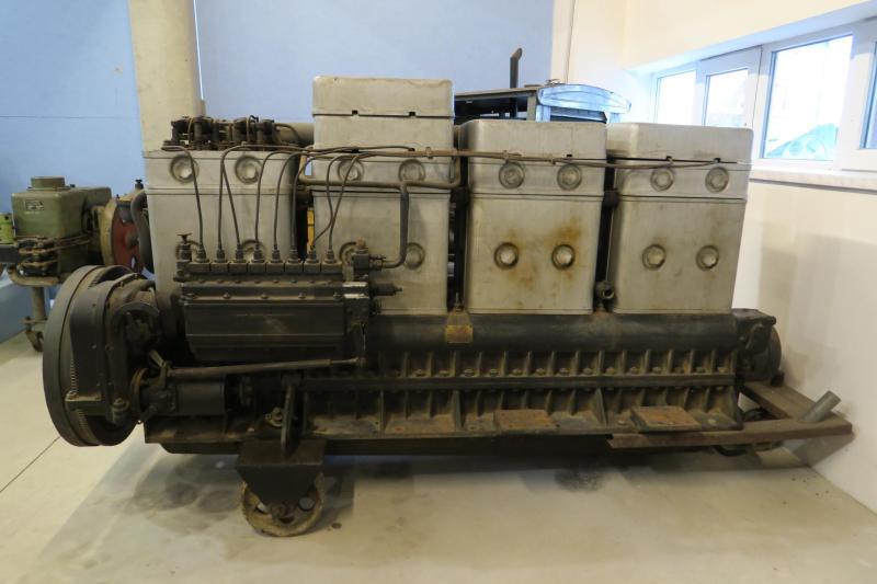 Jól látható, hogy a nyolc henger kettesével volt kialakítva