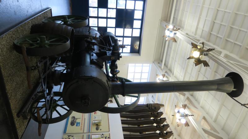 HSCS gőzlokomobil (1924)

Ez a gőzgép nem volt önjáró, állati erővel vontatták, hogy szíjjal hajtson mezőgazdasági gépeket, például cséplőgépeket.