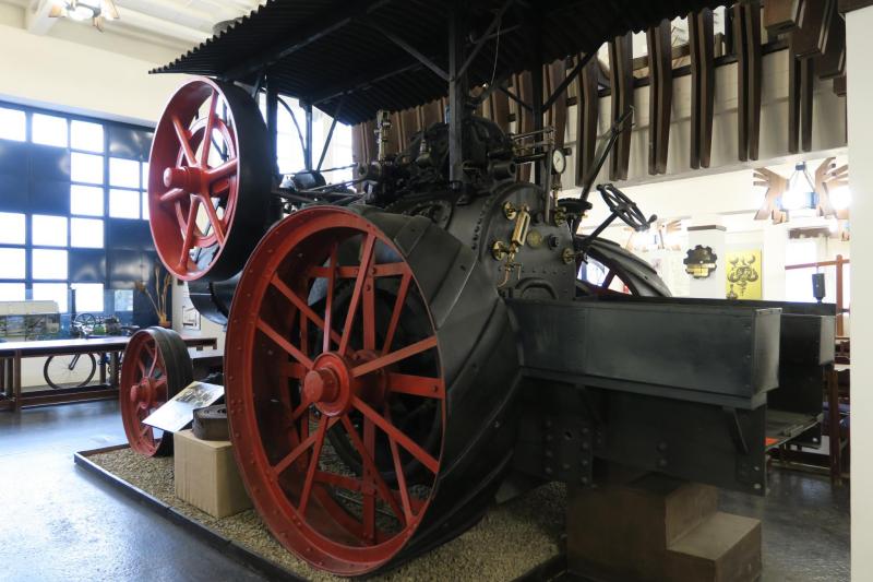 HSCS gőzlokomobil (1924)

Ez a 10 tonnás monstrum már önjáró volt.