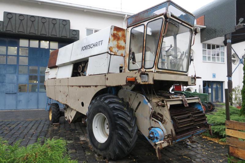 Fortschritt E 516 (1977-88)

A keletnémet kombájntípust nyolchengeres IFA-motor hajtotta.