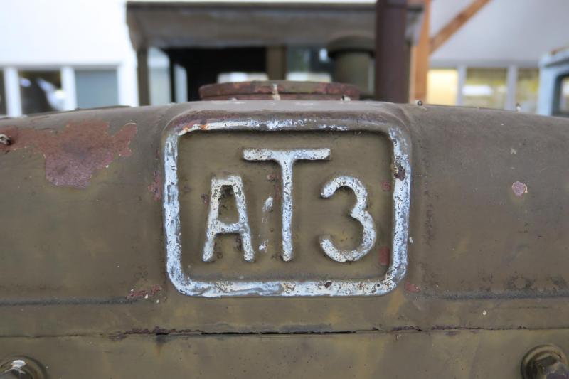 Az Altaji Traktorgyár emblémája a DT-54 hűtőmaszkján