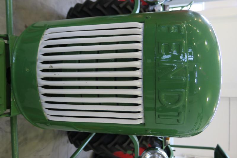 A márkát a Fendt család alapította a 20. század elején

A század első felében a német mezőgazdasági gépeknél jellemző zöld színt használták, majd később saját árnyalatot alakítottak ki.