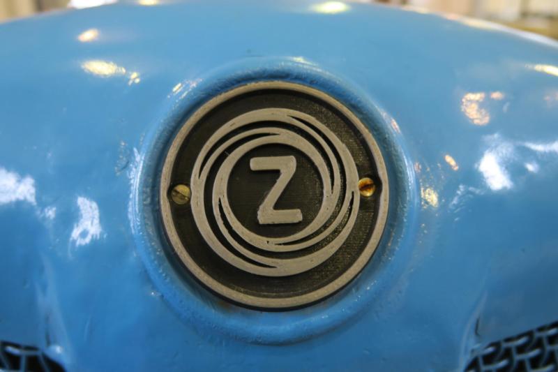 Zetor logó

A "Zet" a Zbrojovka Brno nevű fegyver- és gépgyárra utalt, ahol a Zetor traktorok fejlesztése és gyártása indult 1945 után.