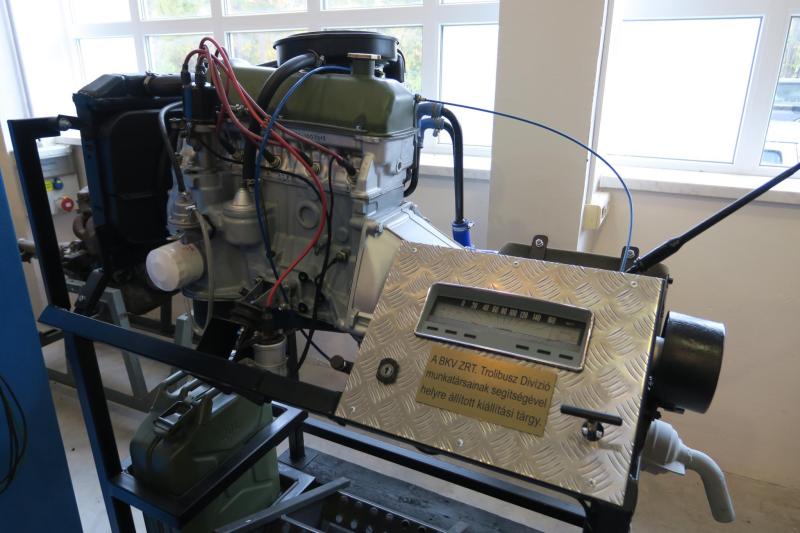 Senkit ne tévesszen meg a tábla, ez nem trolibuszból van

Ha jól sejtem, a fékpadon egy Lada motort és váltót láthatunk.