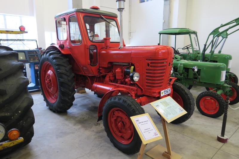 MTZ-50 (1969)

A csodálatos állapotban megőrzött traktor 2024-ben magánadományként került a múzeum tulajdonába.
Az 50 LE-s MTZ a '60-as évektől a rendszerváltásig a téeszek legelterjedtebb típusa volt.