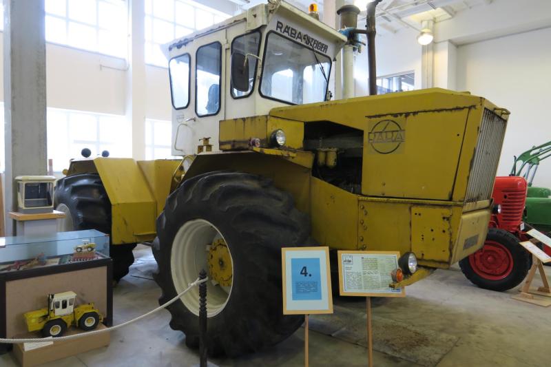 Rába 245, közismertebb nevén a "Rába Steiger"

A Rába 1974-ben vásárolta meg az amerikai Steiger Cougar II licenszét, amit 1979-ig gyártottak Győrben hathengeres, 245 LE-s Rába MAN dízellel.
