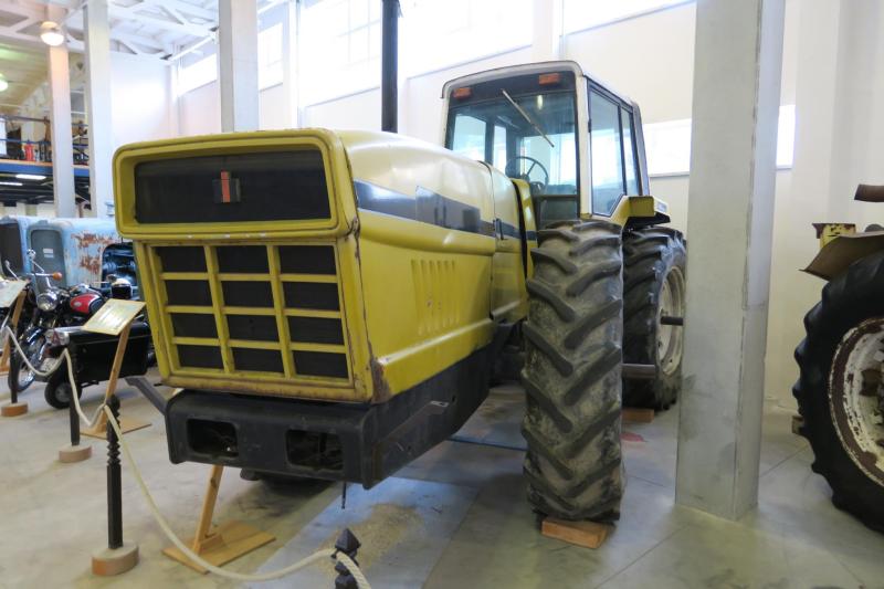 Rába IH 3588 (1980-81)

A traktort az amerikai IHC tervezte, de az amerikában gyártott alvázakra budapesten került 180 LE-s, hathengeres Rába MAN dízelmotor. A kiállított gép az 50 darabos széria prototípusa, ezt még Győrben építették át magyar motorral.