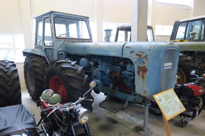 Dutra 1000 (1973-75)

A Dutra D4K-B korszerűsített változata 90 LE-s, hathengeres Csepel dízelmotorral.