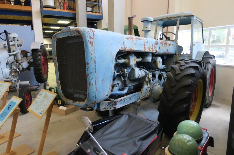 Dutra D4K-B (1964-73)

A D4K korszerűsített változata 90 LE-s Csepel dízellel. Korszerű felépítése, jó súlyelosztása a korszak világszínvonalát képviselte.
A KGST-n kívülre is exportálták Le Robuste D4K-B néven.