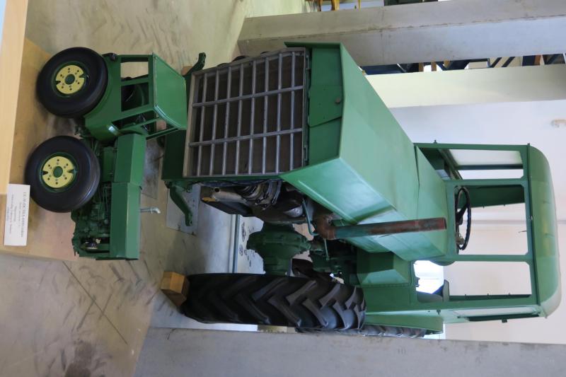 Dutra UE-50 (1968-70)

Ezt a négykerékhajtású traktort az 50 LE-s teljesítménykategória pótlására hozták létre.