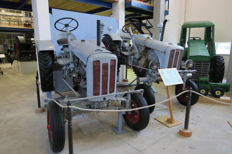 VCST U-28 (1958-1959)

A Vörös Csillag Traktorgyár fejlesztette ki ezt a traktorcsaládot a JÁFI M-25 alapján. Újdonsága az önhordó alumíniumváz. 28 LE-s, kéthengeres Csepel dízelmotor hajtotta.

Jobbra egy UB-28 sorművelő változat, állítható szélességű futóművel.
Balra az alacsonyabb építésű UC-28 ipari vontató, rugózott első kerekekkel.
Az UA-28 mezőgazdasági vontató, az UD-28 elöl ikerkerekes sorművelő traktor volt.