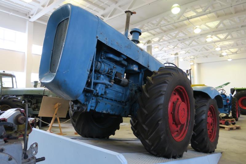 Dutra D4K (1961-64)

Négyhengeres, 65 LE-s Csepel dízelmotor hajtotta.