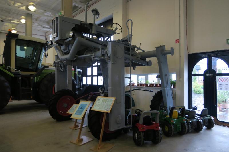 UH-40 szőlőművelő traktor