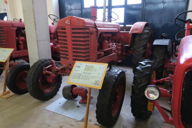 MTZ-5L (1953-61)

A minszki traktorgyárban 1951-ben készült az első MTZ 2, importált Ford traktorok alapján, ennek leszármazottja az MTZ-5.