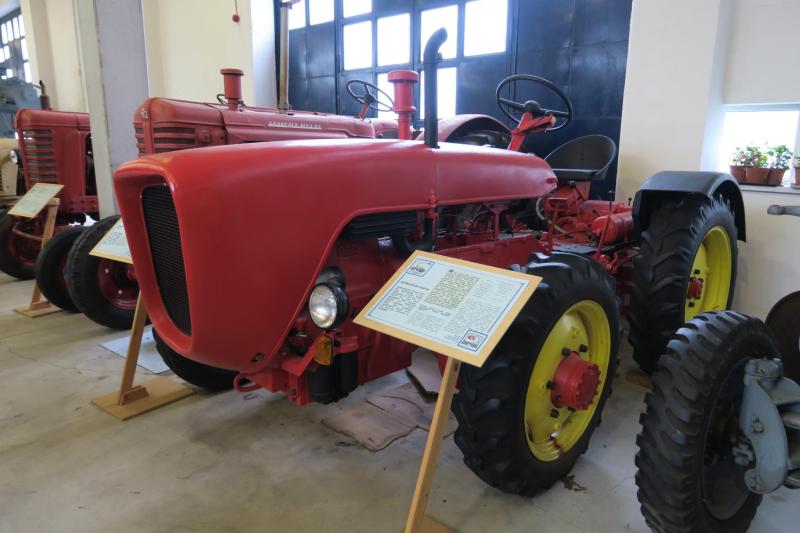 Dutra UE-28 (1959-74)

Az első, a jellegzetesen orrnehéz Dutra-elrendezést követő traktor. Az azonos méretű kerekeken közel egyenlő volt a tengelyterhelés.
A 28 LE-s gép különféle változataiból 16.000 darabot gyártottak a budapesti Vörös Csillag Traktorgyárban.
A kiállított gép sivatagi exportra készült.