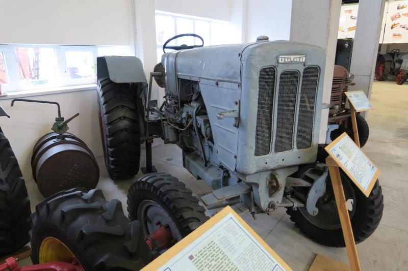 Csepel DR-50 NIK (1949)

Ezzel az 50 LE-s traktorral kívánták végrehajtani a mezőgazdaság nagymértékű gépesítését a második ötéves terv alatt. A Nehézipari Központ (NIK) tervezte és a Hofherr Schrantz Traktorgyár gyártotta. Ezen alapultak a Dutra dömperek és markolók.