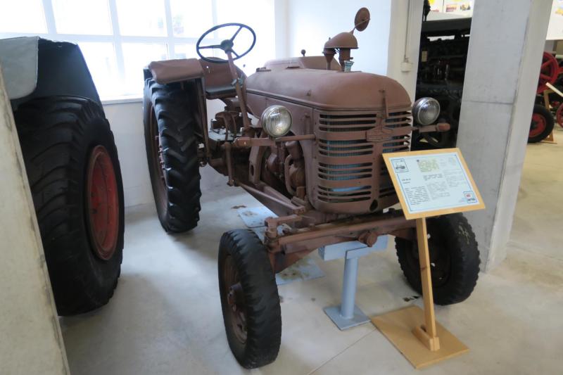 JÁFI M-25 (1955)

A Zetor K-25 megjelenésével központi célkitűzés lett a Hofherr körmöstraktrorok utáni szintlépés. A Járműfejlesztési Intézet (JÁFI) tervezte és a Vörös Csillag TGY gyártotta. Kéthengeres, 25 LE-s Csepel dízelmotor hajtotta.

Nyomtávolsága és hasmagassága állítható volt az elvégzendő feladatnak megfelelően.