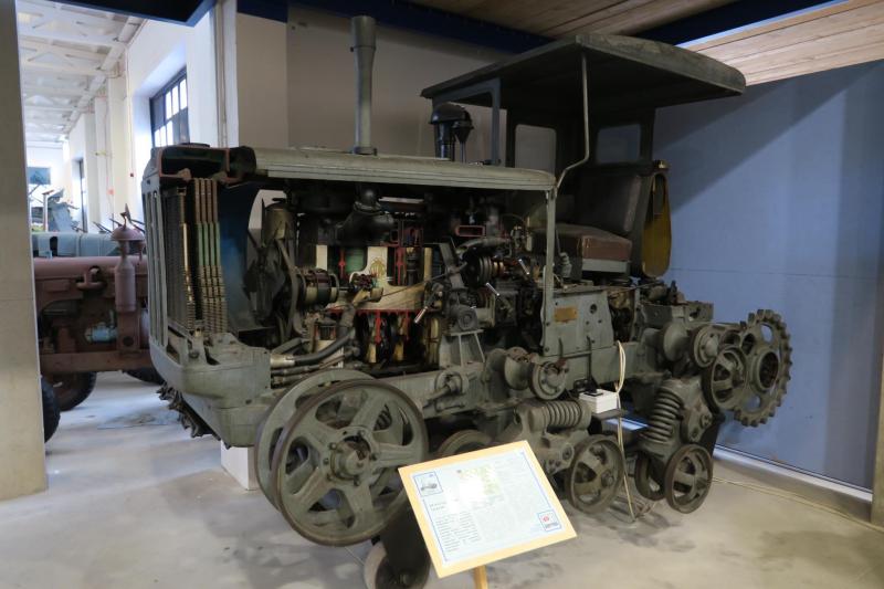 DT-413 traktor metszete

A szovjet DT-54 traktor alapján a JÁFI tervezte és a VCST gyártotta 1951-63 között. Előbb 50, majd 60 LE-s Csepel DT-413 dízelmotor hajtotta.
A 8850 legyártott példányból 5200 háborús jóvátételként a Szovjetunióba került, ami továbbadta azokat Kínának.