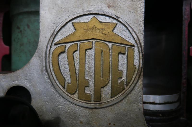 Csepel logó a DT-413 motorblokkon