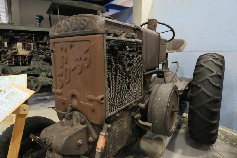 HSCS R 30-35 (1936-44)

A Hofherr-Schrantz-Clayton-Schuttleworth Magyar Gépgyári Művek Rt. 1936-ban hozta ki új traktorcsaládját, ami itthon elsőként egyszerre többféle, 20, 30 és 50 LE osztályú motorral jelent meg. Ez a középső változat 35 LE-s egyhengeres nyersolajmotort kapott.