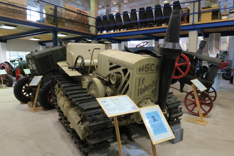 Le Robuste 40 (1938-41)

A Hofherr Le Robuste névvel exportálta Nyugat-Európába traktorait. Ez az 1936-os HSCS L 44-48 Franciaországból Afrikába került, az ezredforduló után jutott haza Tuniszból.
A K 44-48 volt a kerekes, az L 44-48 a lánctalpas változat. Egyhengeres dízelmotorja 44 LE-s.